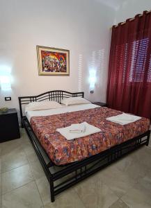 リド・ディ・カマイオーレにあるCamere al Mareのベッド2台が隣同士に設置された部屋です。