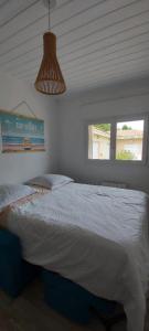 - une chambre avec un grand lit dans l'établissement Mignon petit appartement indépendant, à Mérignac