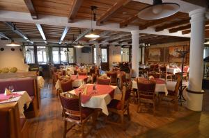 - un restaurant avec des tables et des chaises dans une salle dans l'établissement Piroska Csárda és Panzió, à Siófok