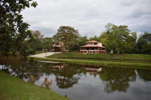 a house is reflected in a pond in front of a house at Casa hotel la Cachamera in Granada