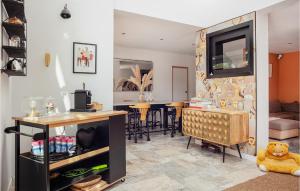 sala de estar con cocina y comedor en Nice Home In Gmenos With Outdoor Swimming Pool, Wifi And 4 Bedrooms, en Gémenos