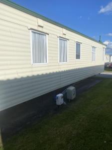 una casa móvil con dos aseos en un lateral en Holiday Park Home, en Kinmel Bay