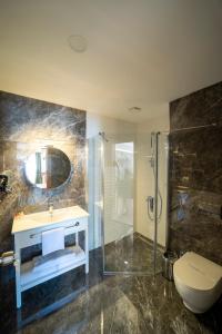 Koupelna v ubytování MELL City Suites Hotel