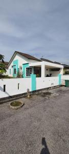 De'Bendang Homestay Pendang في Pendang: منزل أبيض وأزرق مع ممر