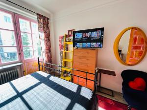 1 dormitorio con cama y espejo en Stella's Home, en Malmö