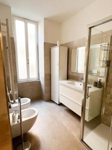 y baño con bañera, aseo y lavamanos. en Torlonia Rooms en Roma