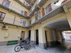 duas bicicletas estacionadas ao lado de um edifício em Casa Bonsai em Turim
