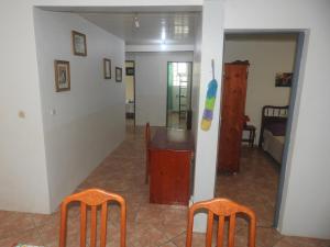sala de estar con 2 sillas y mesa en Vacances Antilles, en La Trinité
