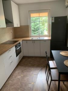 a kitchen with a sink and a table and a window at ORW Rzemieślnik in Międzywodzie