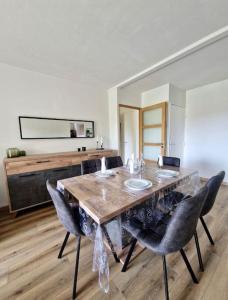 uma sala de jantar com uma mesa de madeira e cadeiras em Cagnes sur Mer-Spacieux 2 pièces em Cagnes-sur-Mer