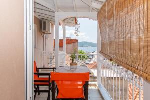 ネオス・マルマラスにあるCristina Apartmentの水辺の景色を望むバルコニー(テーブル、椅子付)