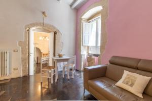 a living room with a couch and a table at Caelum Hyblae in Ragusa