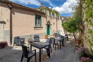 una fila di tavoli e sedie fuori da un edificio di Caelum Hyblae a Ragusa