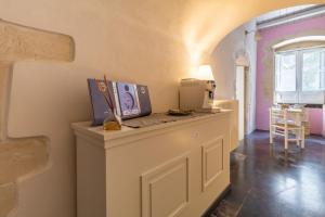 a room with a counter with a microwave on it at Caelum Hyblae in Ragusa