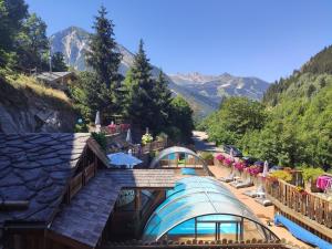 Blick auf ein Resort mit Pool und Berge in der Unterkunft Résidence Les Edelweiss in Champagny-en-Vanoise