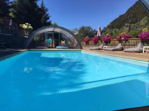 - une grande piscine bleue avec une piscine extérieure dans l'établissement Résidence Les Edelweiss, à Champagny-en-Vanoise