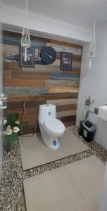 La salle de bains est pourvue de toilettes. dans l'établissement Lax Uno 2 bedroom home with Parking, Wi-Fi, NetFlix and Airconditioned Rooms and Shower Heater, à Antipolo