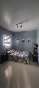 מיטה או מיטות בחדר ב-Lax Uno 2 bedroom home with Parking, Wi-Fi, NetFlix and Airconditioned Rooms and Shower Heater