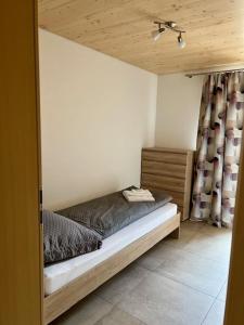 ein Schlafzimmer mit einem Bett in einem Zimmer in der Unterkunft Sporthotel Oberwald in Oberwald