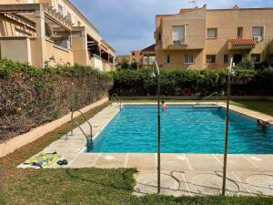 una piscina frente a un edificio en Villa Sara House Aguadulce, en Roquetas de Mar