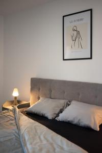 un letto in una camera con una foto sul muro di Vitamin Sea a Poreč (Parenzo)