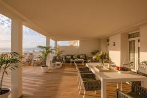 - un salon avec une table et des chaises dans l'établissement Rock Hotel, à Gibraltar