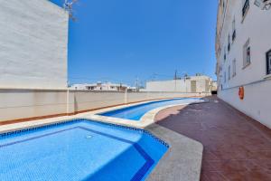 una piscina sul lato di un edificio di Apartamento San Remo a Calpe
