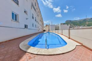 una piscina al centro di un edificio di Apartamento San Remo a Calpe