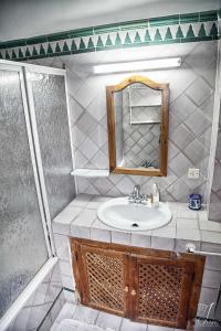 y baño con lavabo y espejo. en Casa De La Fuente, en Bubión