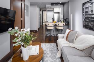 A seating area at Modern Luxury 3BD and 2BA in the Heart of East Village