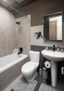 La salle de bains est pourvue de toilettes blanches et d'un lavabo. dans l'établissement Modern Luxury 3BD and 2BA in the Heart of East Village, à New York