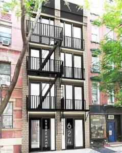 ein schwarzes Apartmenthaus mit einer Feuerleiter in der Unterkunft Modern Luxury 3BD and 2BA in the Heart of East Village in New York