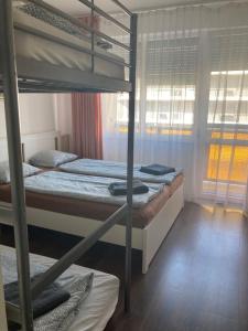 Posteľ alebo postele v izbe v ubytovaní ARANYHÍD APARTMAN