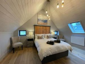a bedroom with a large bed in a attic at The Old Stables in Salisbury