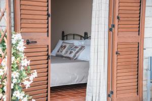 eine Tür, die in ein Schlafzimmer mit einem Bett führt in der Unterkunft Quattroemme Soc Agricola in Sinagra