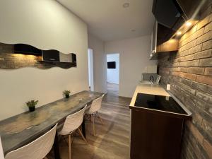 Kuchyň nebo kuchyňský kout v ubytování ApartmentsByMatyrafa-III