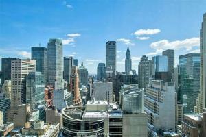 vistas a una gran ciudad con edificios altos en Perfectly located 2BD near Times Square with Gym en Nueva York