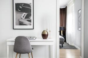 Habitación con escritorio con silla y foto en Perfectly located 2BD near Times Square with Gym en Nueva York