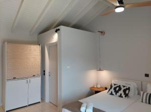 een slaapkamer met een bed en een witte kast bij Nikkos Apartments in Skála Kefalonias