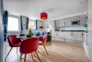 een keuken en een woonkamer met een tafel en stoelen bij The Post House Two in Gloucester