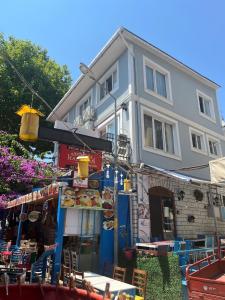 un bâtiment avec des tables et des chaises devant un restaurant dans l'établissement Ada Antik 2, à Adalar