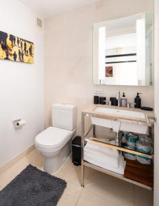 ein Badezimmer mit einem weißen WC und einem Waschbecken in der Unterkunft Gorgeous One-Bedroom on 35th floor in Midtown in New York