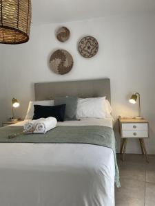 ein Schlafzimmer mit einem großen Bett mit Handtüchern darauf in der Unterkunft Olive & Ivy Guesthouse in Canillas de Aceituno