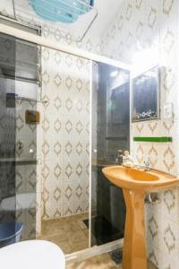 y baño con ducha acristalada y lavamanos. en Apto com Wi-Fi a 200m da Praia de Copacabana/RJ - Cp1, en Río de Janeiro