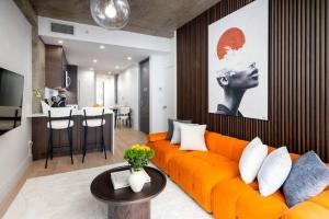 TV a/nebo společenská místnost v ubytování Stunning 2BD Penthouse in Chelsea w Washer and Dryer