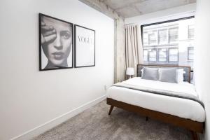 Gulta vai gultas numurā naktsmītnē Stunning 2BD Penthouse in Chelsea w Washer and Dryer