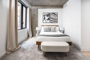 Postel nebo postele na pokoji v ubytování Stunning 2BD Penthouse in Chelsea w Washer and Dryer