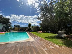 una piscina en un patio con terraza de madera en Quinta da Joia, en Silves