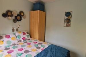 a bedroom with a bed and a wooden cabinet at T2 au calme-vue mer et baie de Collioure-Garage in Collioure