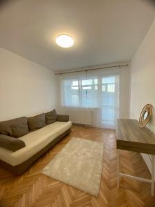 uma sala de estar com um sofá e uma mesa em Floris Apartments em Beclean